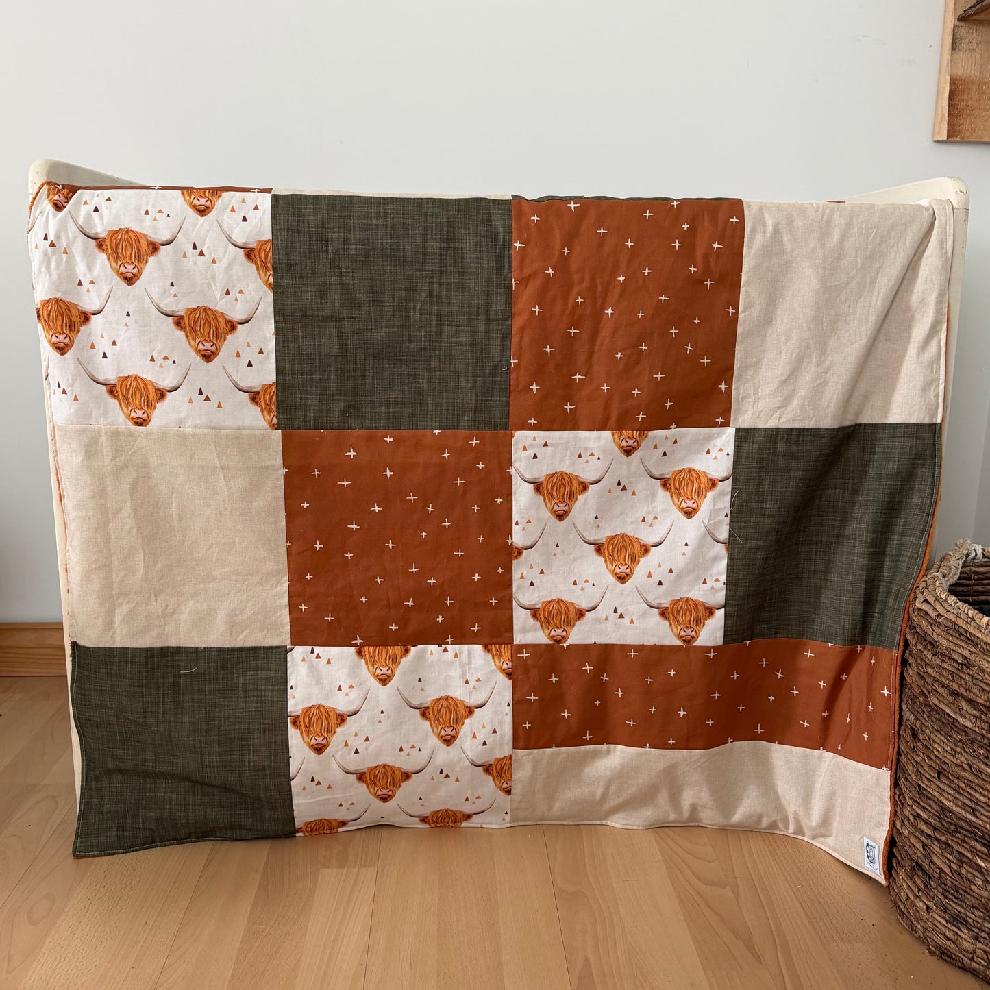 Prête à partir, Couverture de style courtepointe légèrement matelassée vaches highland, endos minky rouille