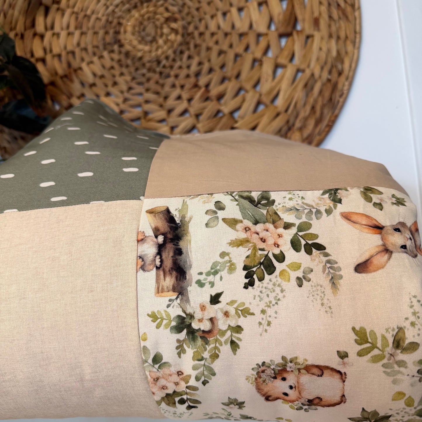 Prête à partir, Couverture de style courtepointe légèrement matelassée, lapins et hérissons. Endos doux en minky beige