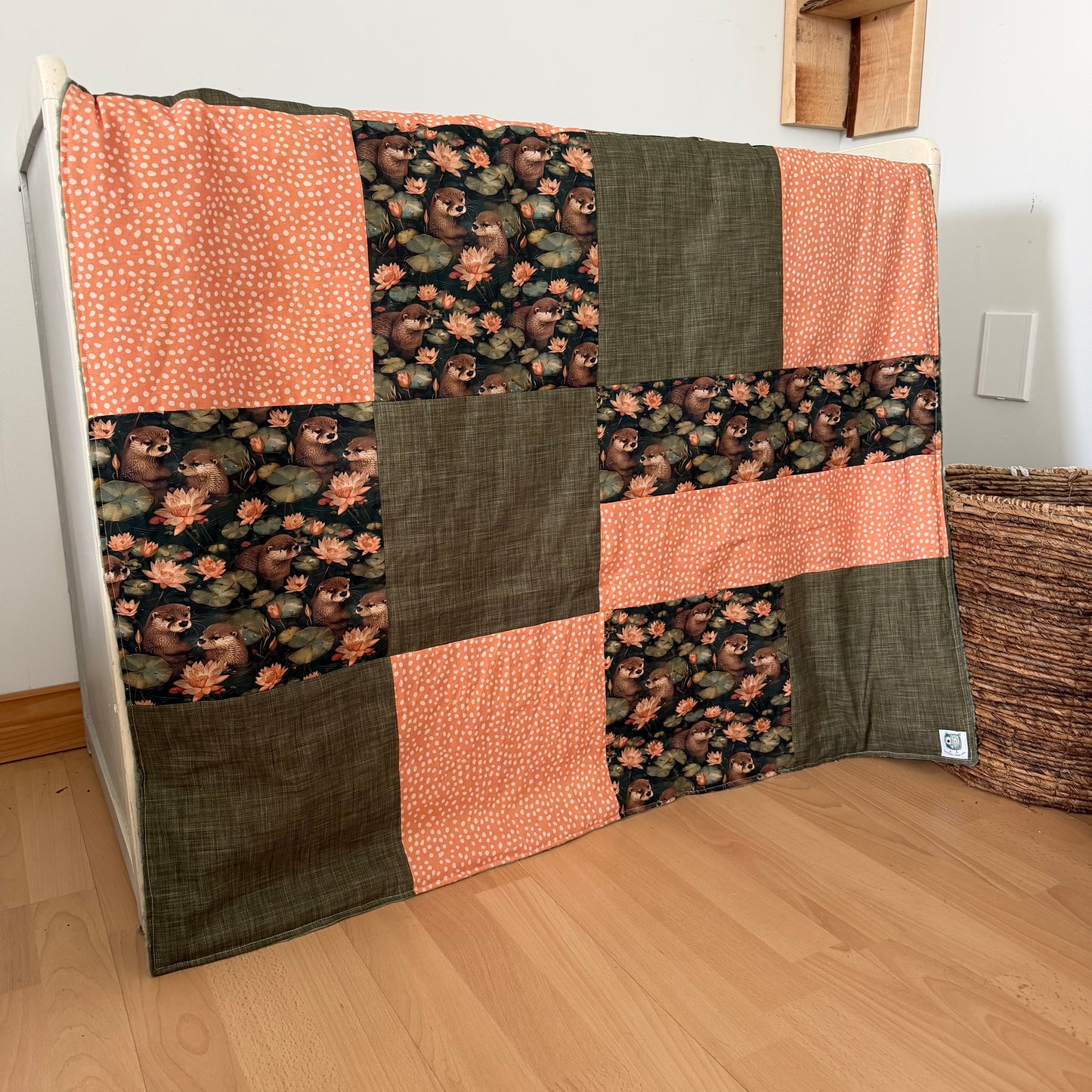 Prête à partir, Couverture de style courtepointe légèrement matelassée Loutres, endos minky vert