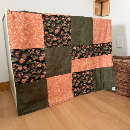 Prête à partir, Couverture de style courtepointe légèrement matelassée Loutres, endos minky vert