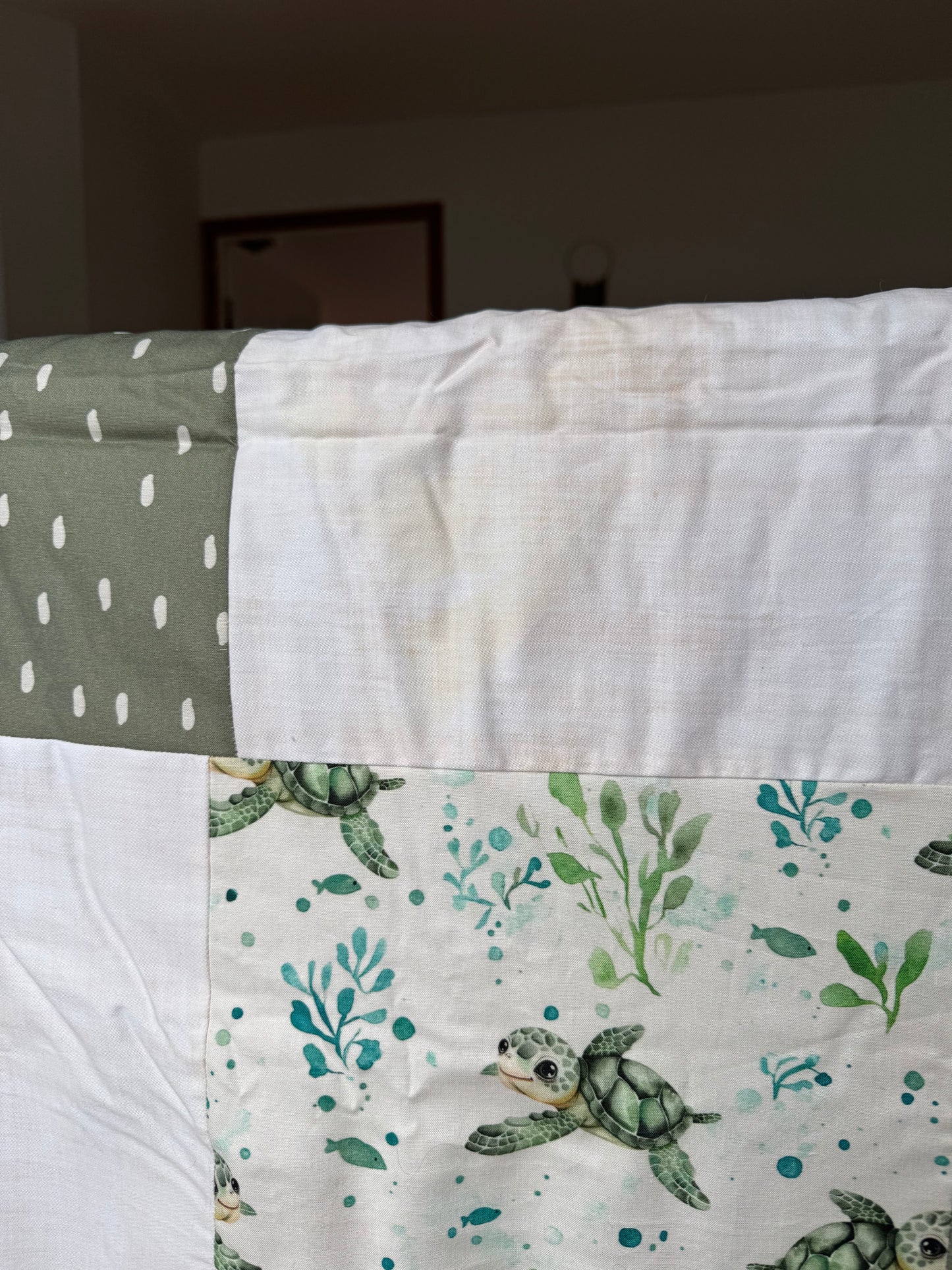 SOLDE Prête à partir ! Couverture de style courtepointe Tortues. Endos fourrure ivoire (taché)