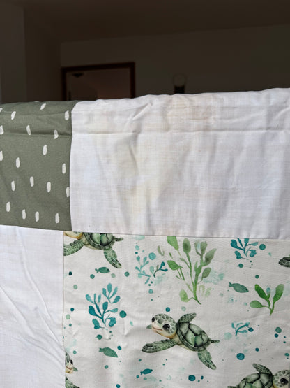 SOLDE Prête à partir ! Couverture de style courtepointe Tortues. Endos fourrure ivoire (taché)