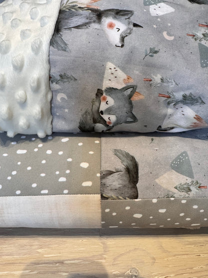 Prête à partir, Couverture de style courtepointe légèrement matelassée, Loups. Endos doux en minky ivoire