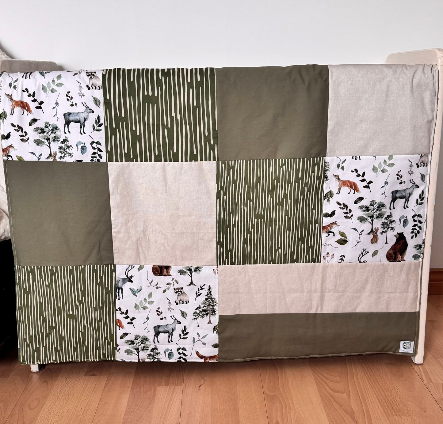 Prête à partir, Couverture de style courtepointe légèrement matelassée, Animaux de la forêt vert olive et beige.  Endos doux en minky vert