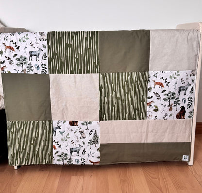 Prête à partir, Couverture de style courtepointe légèrement matelassée, Animaux de la forêt vert olive et beige.  Endos doux en minky vert
