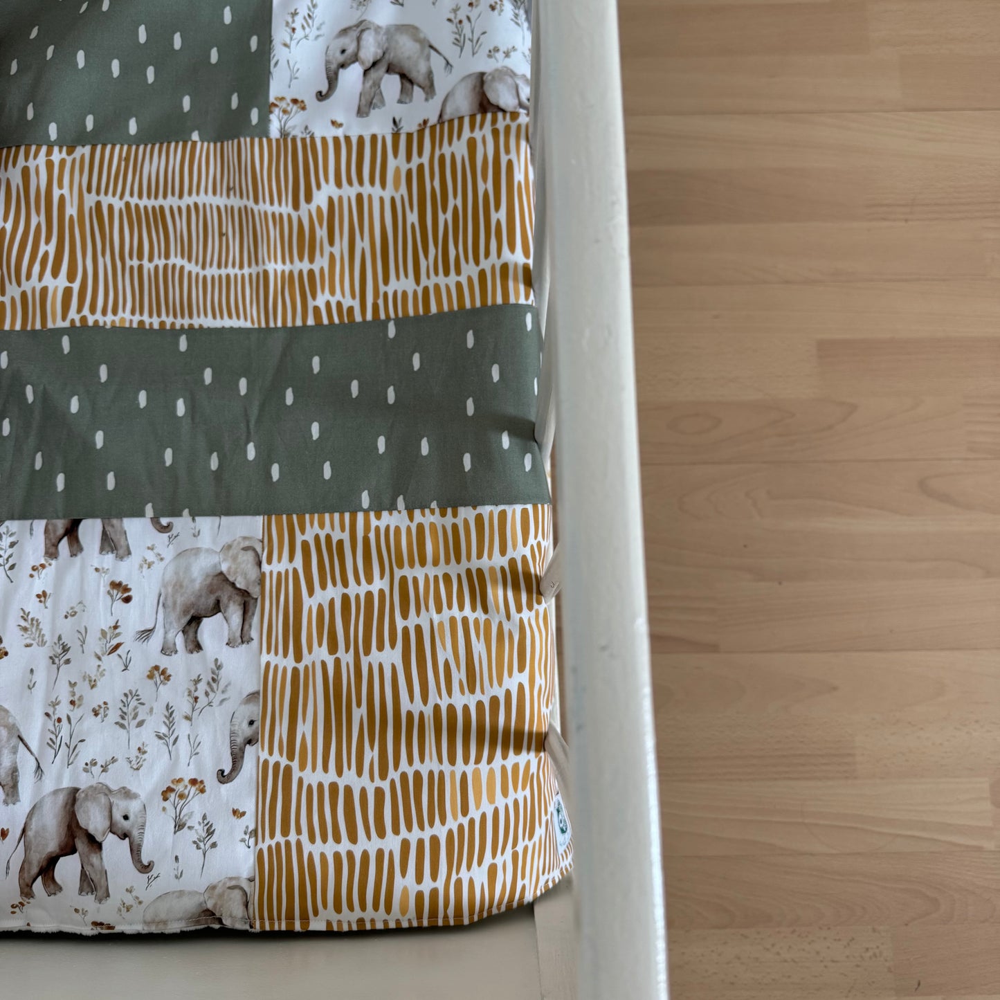 Prête à partir, Couverture de style courtepointe légèrement matelassée, Éléphants gris.  Endos doux en minky ivoire