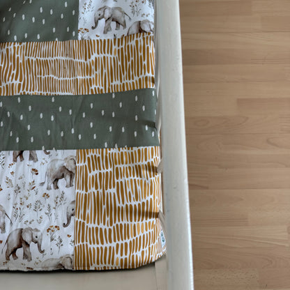 Prête à partir, Couverture de style courtepointe légèrement matelassée, Éléphants gris.  Endos doux en minky ivoire