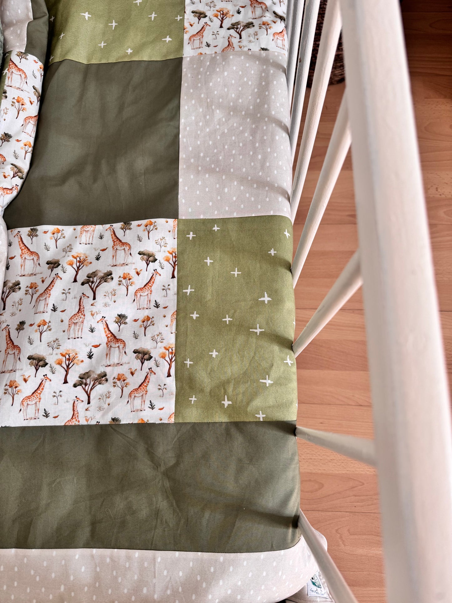 Prête à partir, Couverture de style courtepointe légèrement matelassée, girafes .  Endos doux en minky vert olive