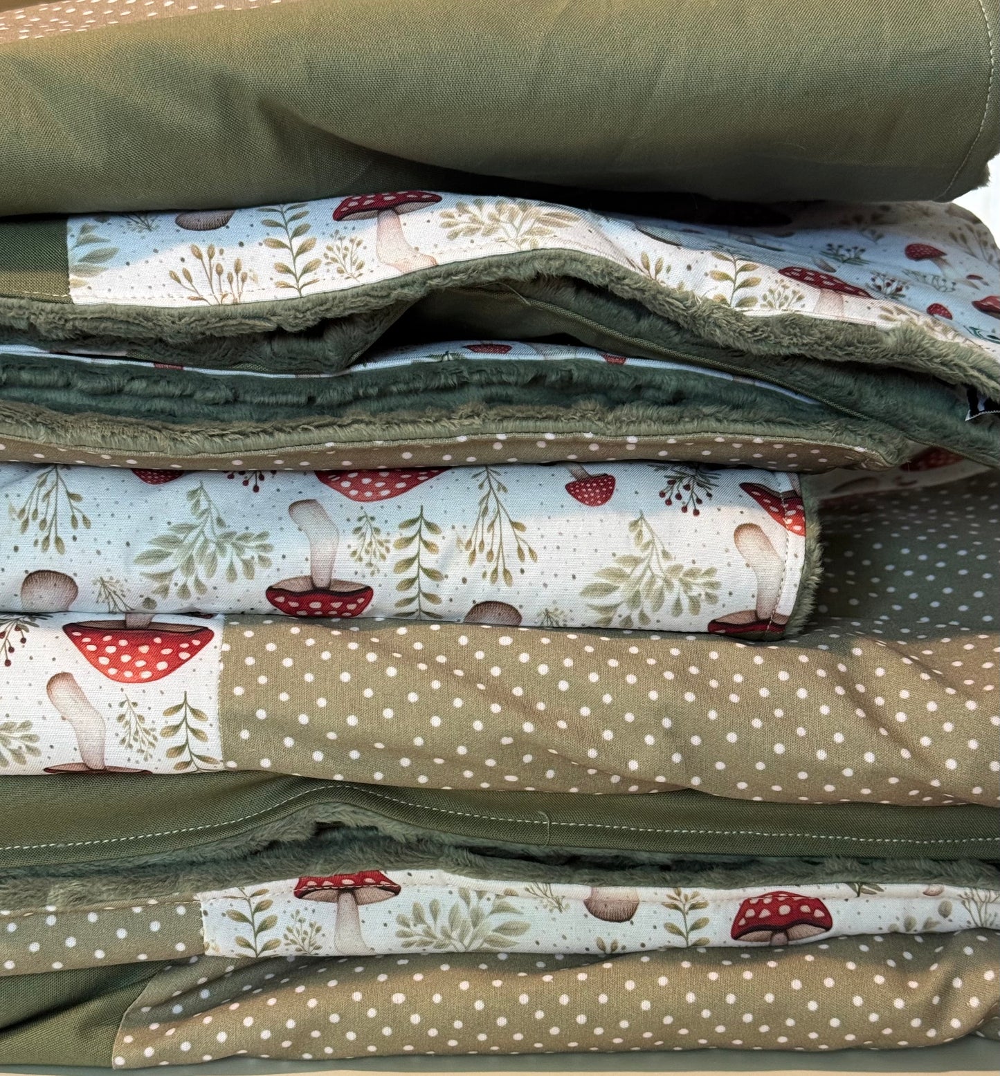 Prête à partir, Couverture de style courtepointe légèrement matelassée, Champignons.  Endos doux en minky vert olive