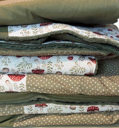 Prête à partir, Couverture de style courtepointe légèrement matelassée, Champignons.  Endos doux en minky vert olive