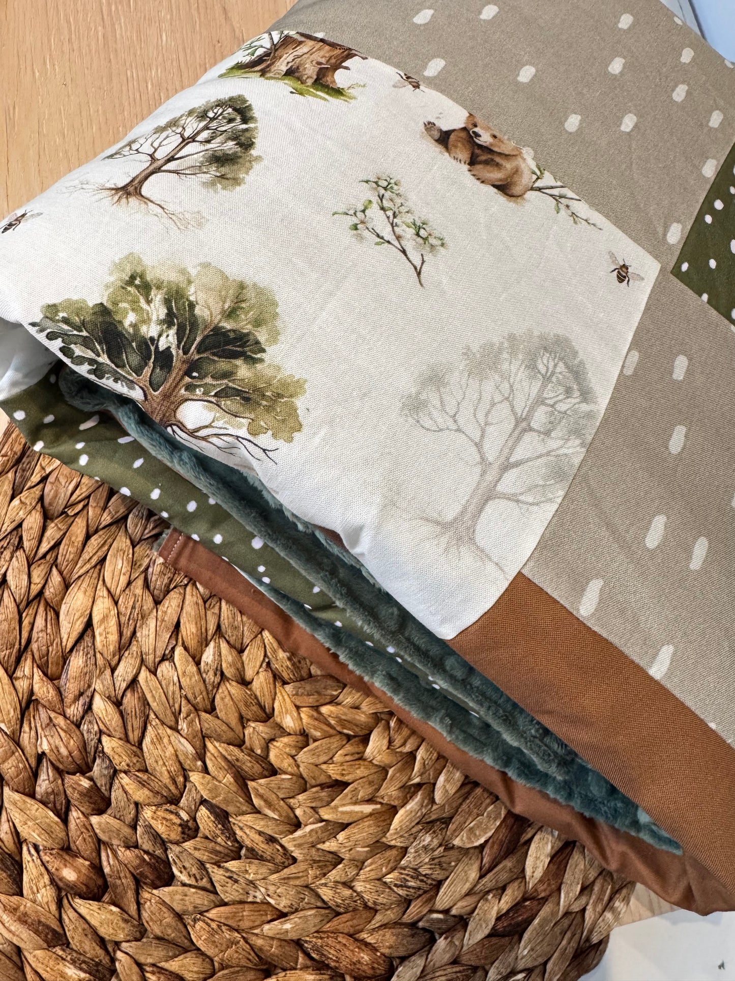 Prête à partir, Couverture de style courtepointe légèrement matelassée, Oursons et arbres. Endos doux en minky vert