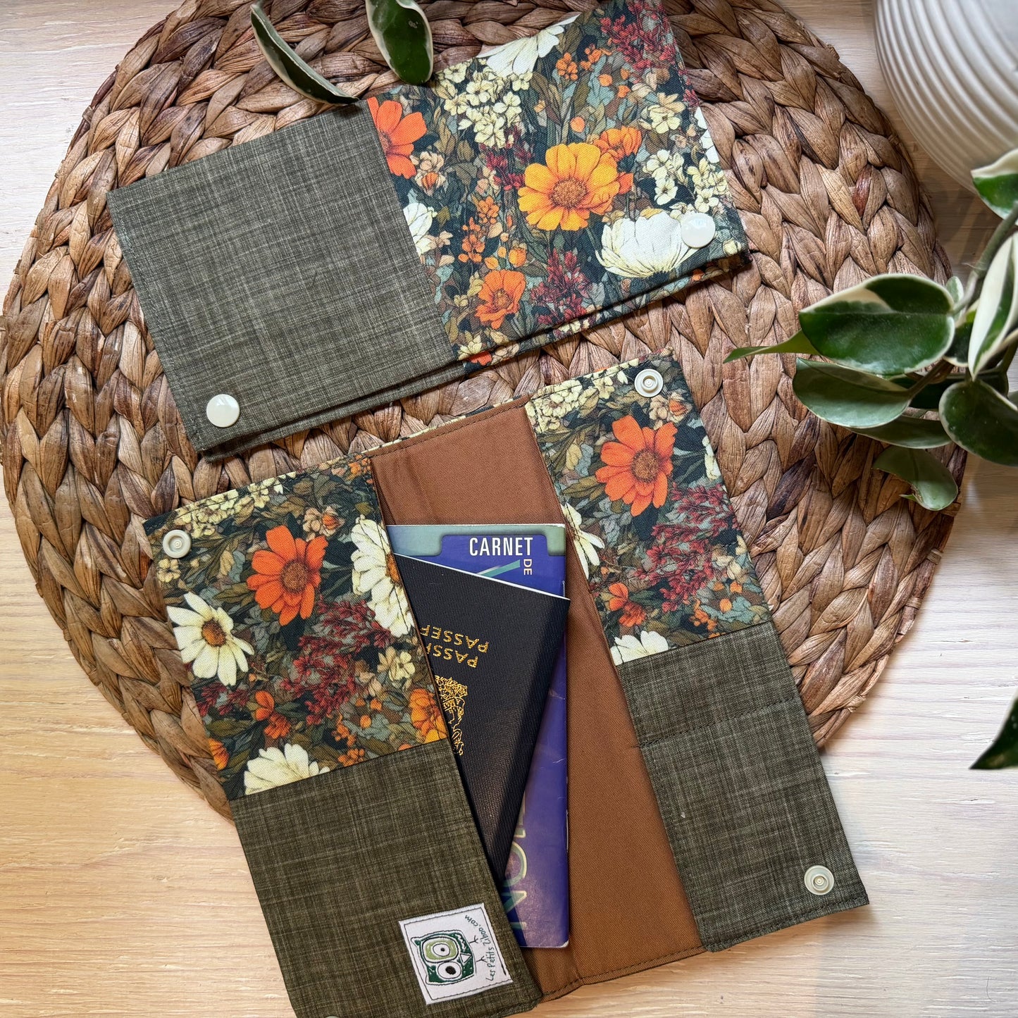 Protège carnet de santé pouvant contenir 2-3 carnets et 8-10 cartes. PRÊTS À PARTIR