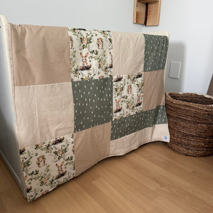 Prête à partir, Couverture de style courtepointe légèrement matelassée, lapins et hérissons. Endos doux en minky beige