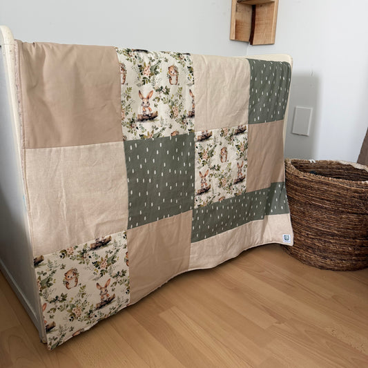 Prête à partir, Couverture de style courtepointe légèrement matelassée, lapins et hérissons. Endos doux en minky beige