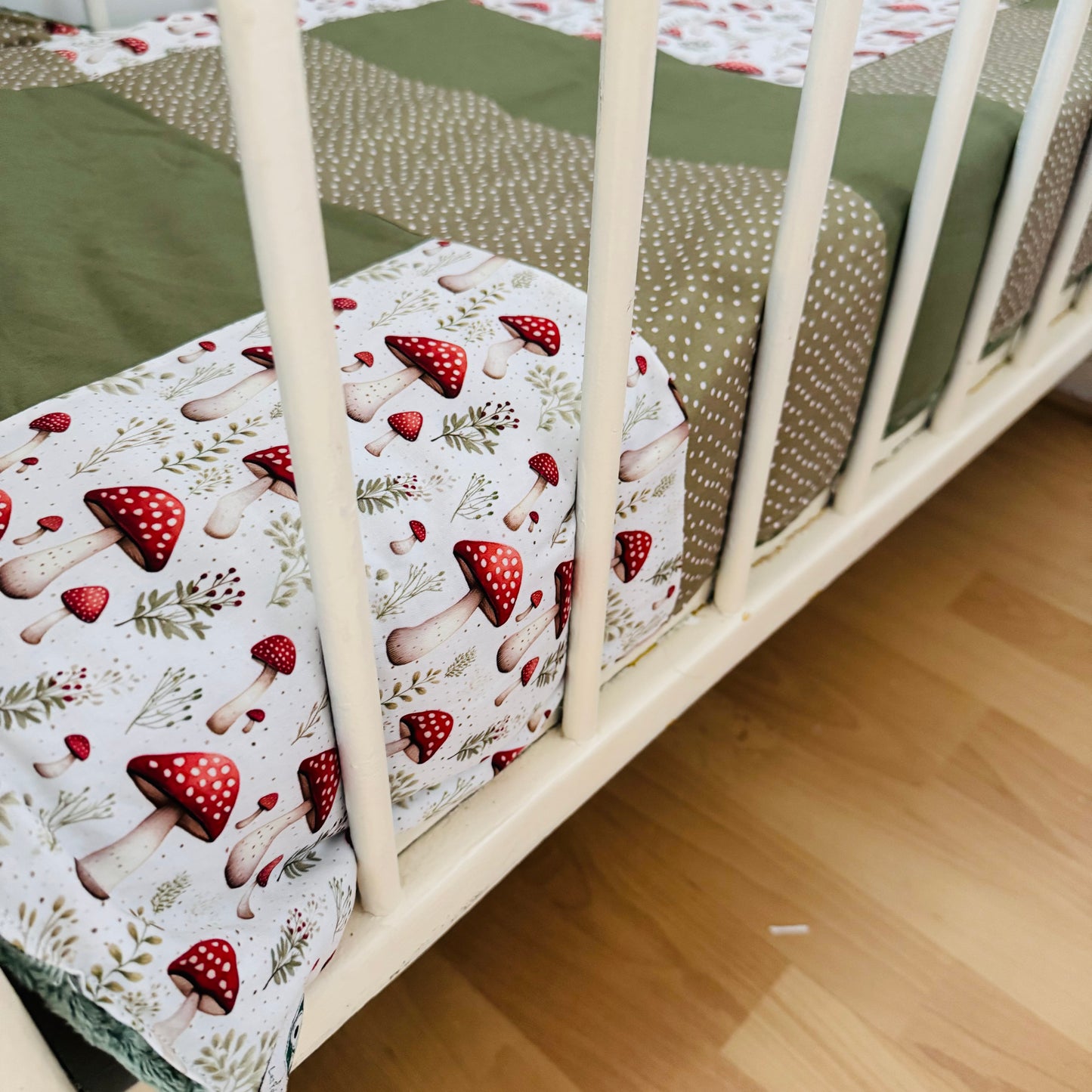 Prête à partir, Couverture de style courtepointe légèrement matelassée, Champignons.  Endos doux en minky vert olive