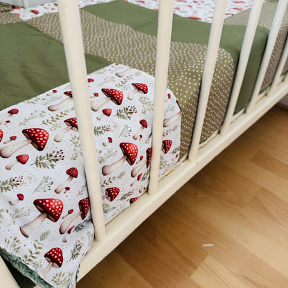 Prête à partir, Couverture de style courtepointe légèrement matelassée, Champignons.  Endos doux en minky vert olive