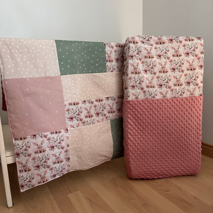 Prête à partir, Couverture de style courtepointe légèrement matelassée, Cochons roses.  Endos doux en minky ivoire