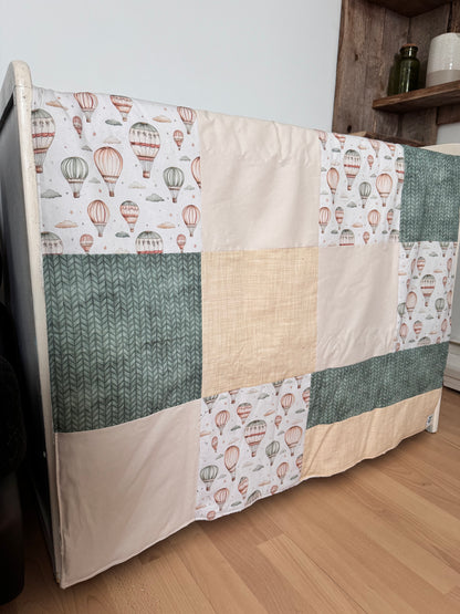 Prête à partir, Couverture de style courtepointe légèrement matelassée, Montgolfières. Endos doux en minky ivoire
