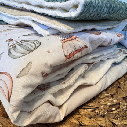 Prête à partir, Couverture de style courtepointe légèrement matelassée, Montgolfières. Endos doux en minky ivoire