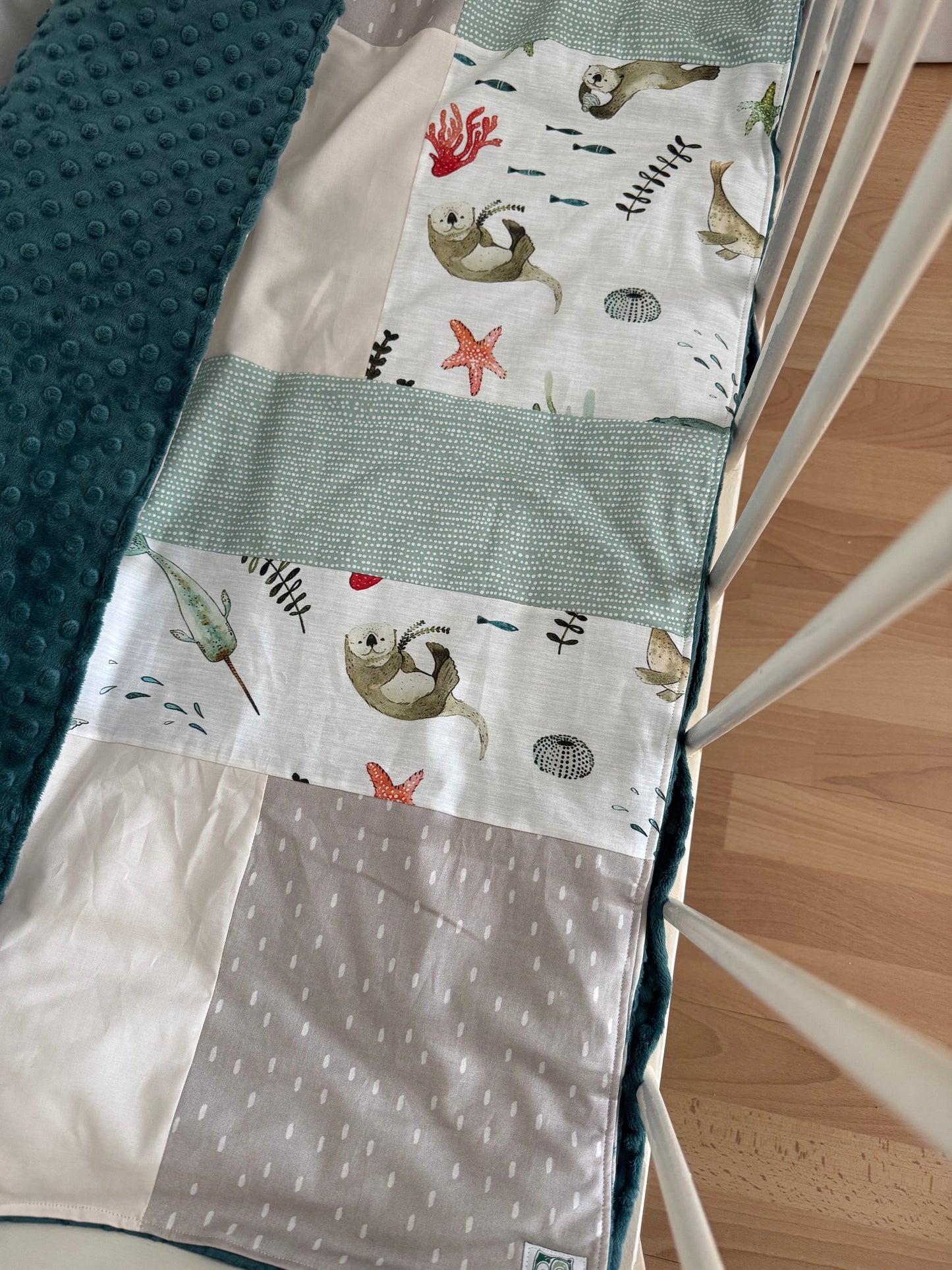 Prête à partir, Couverture de style courtepointe légèrement matelassée, animaux marins.  Endos doux en minky émeraude