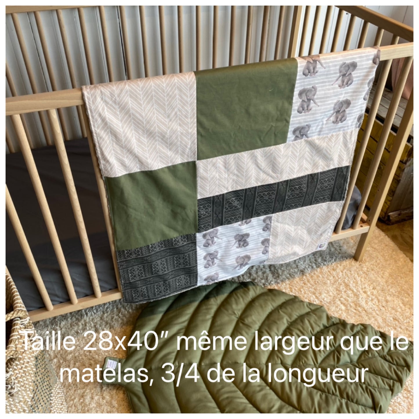 Prête à partir, Couverture de style courtepointe légèrement matelassée, renards en forêt .  Endos doux en minky vert olive