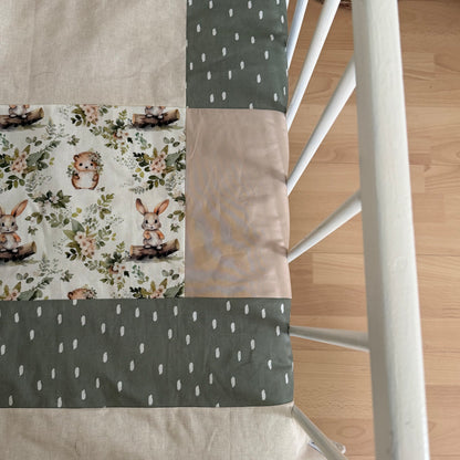 Prête à partir, Couverture de style courtepointe légèrement matelassée, lapins et hérissons. Endos doux en minky beige