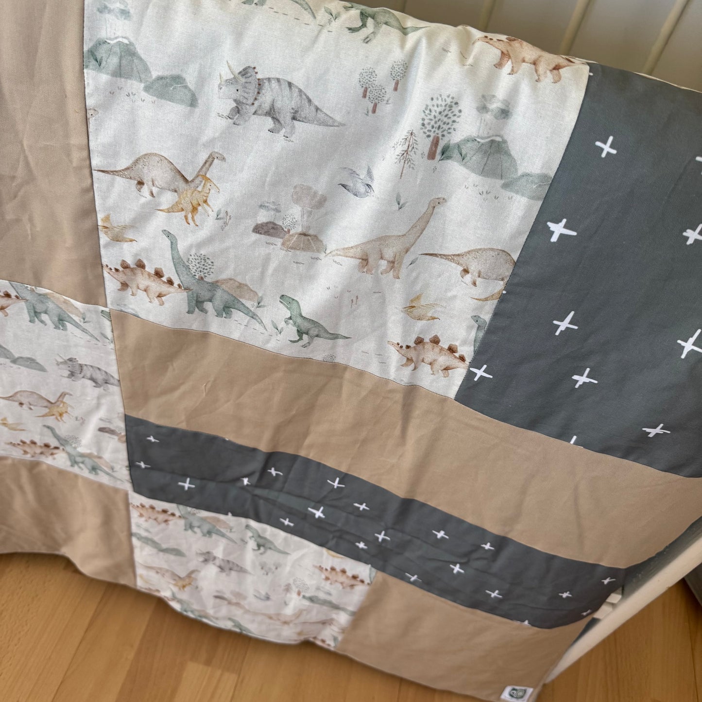 Prête à partir, Couverture de style courtepointe légèrement matelassée. Dinosaures Endos doux en minky bleu/gris