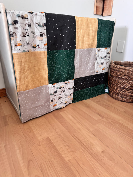 Prête à partir, Couverture de style courtepointe légèrement matelassée, camions de construction.  Endos doux en minky émeraude