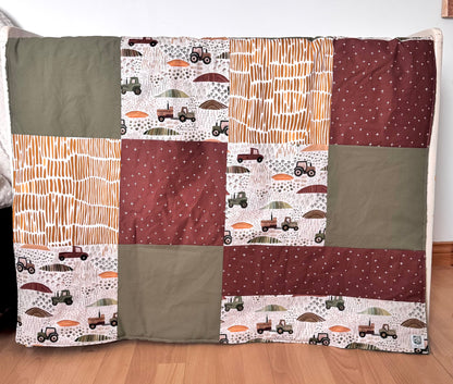 Prête à partir, Couverture de style courtepointe légèrement matelassée, tracteurs .  Endos doux en minky vert olive