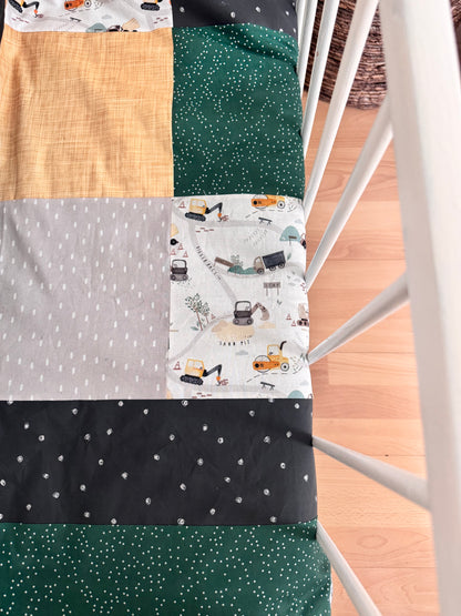 Prête à partir, Couverture de style courtepointe légèrement matelassée, camions de construction.  Endos doux en minky émeraude