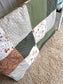 Couverture de style courtepointe À LA FERME / VERT JUNGLE terracotta, beige et vert olive. Endos doux au choix et possibilité d'ajouter des accessoires assortis