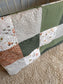 Couverture de style courtepointe À LA FERME / VERT JUNGLE terracotta, beige et vert olive. Endos doux au choix et possibilité d'ajouter des accessoires assortis