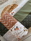 Couverture de style courtepointe À LA FERME / VERT JUNGLE terracotta, beige et vert olive. Endos doux au choix et possibilité d'ajouter des accessoires assortis