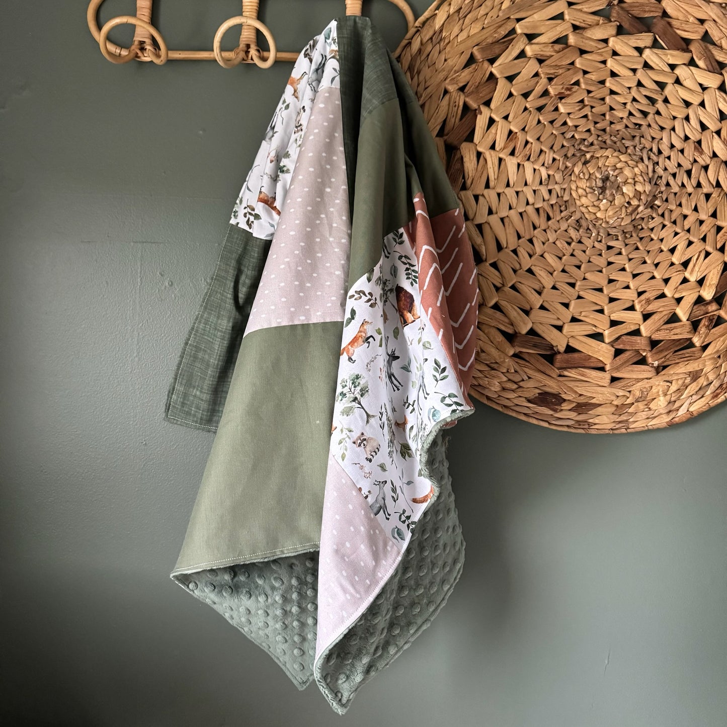 Couverture de style courtepointe ANIMAUX DE LA FORÊT agencement vert olive, terracotta et beige . Endos doux au choix et possibilité d'ajouter des accessoires assortis