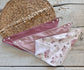 Foulard-Bavoir, petite bavette style bandana, bavoir, avec endos en ratine absorbante.