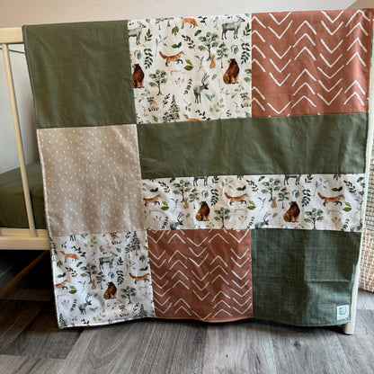 Couverture de style courtepointe ANIMAUX DE LA FORÊT agencement vert olive, terracotta et beige . Endos doux au choix et possibilité d'ajouter des accessoires assortis