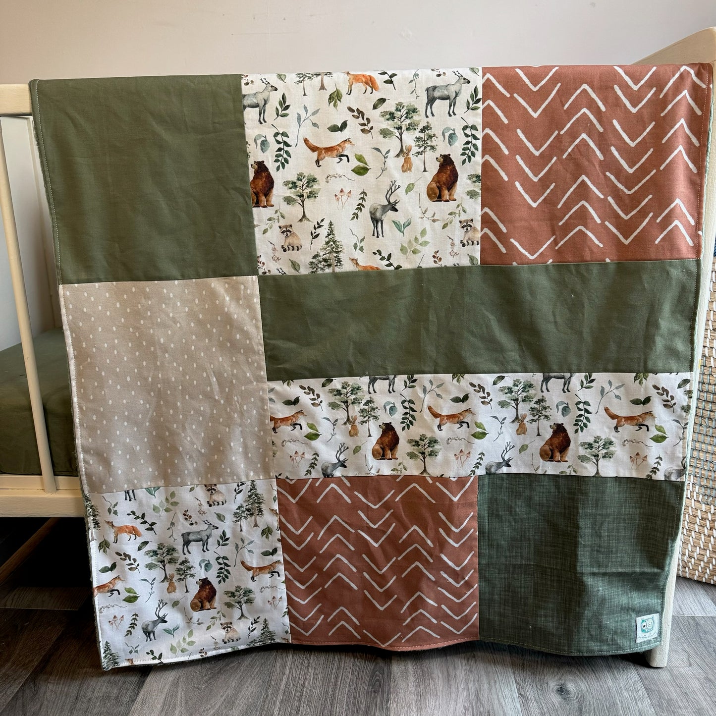 Couverture de style courtepointe ANIMAUX DE LA FORÊT agencement vert olive, terracotta et beige . Endos doux au choix et possibilité d'ajouter des accessoires assortis