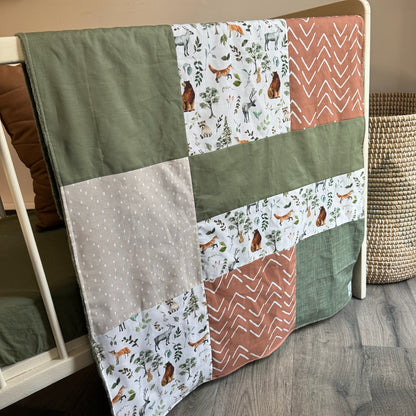 Couverture de style courtepointe ANIMAUX DE LA FORÊT agencement vert olive, terracotta et beige . Endos doux au choix et possibilité d'ajouter des accessoires assortis