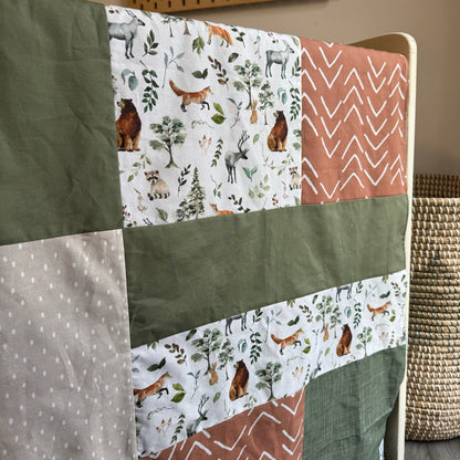 Couverture de style courtepointe ANIMAUX DE LA FORÊT agencement vert olive, terracotta et beige . Endos doux au choix et possibilité d'ajouter des accessoires assortis