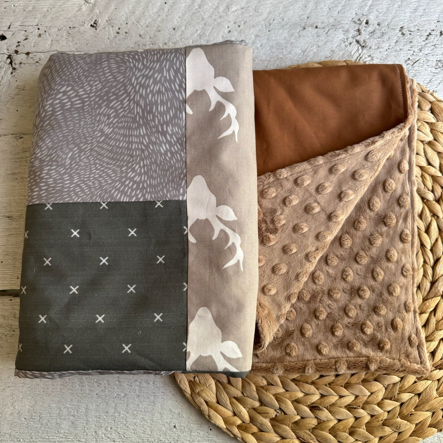 Prête à partir ! Couverture de style courtepointe Cerfs gris/beige Endos minky taupe, Dernière chance !