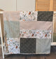 Couverture de style courtepointe ANIMAUX DE LA FORÊT (pois beige, X olive, chevron vert) Endos doux au choix et possibilité d'ajouter des accessoires assortis