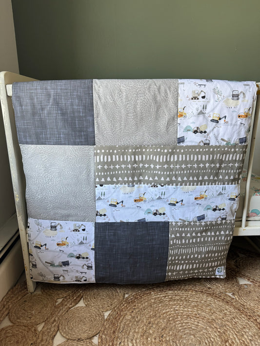 Prête à partir, Couverture de style courtepointe légèrement matelassée, Camions de construction.  Endos doux en minky gris