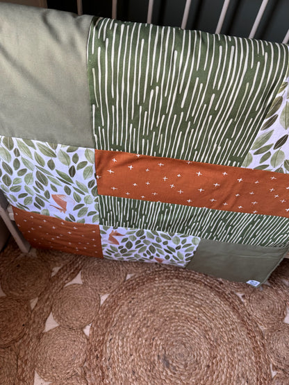 Prête à partir, Couverture de style courtepointe légèrement matelassée, renards et feuilles.  Endos doux en minky vert olive