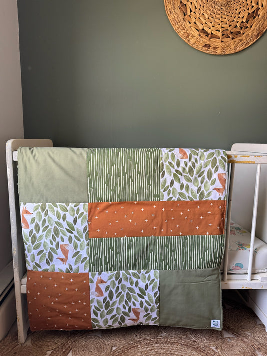 Prête à partir, Couverture de style courtepointe légèrement matelassée, renards et feuilles.  Endos doux en minky vert olive
