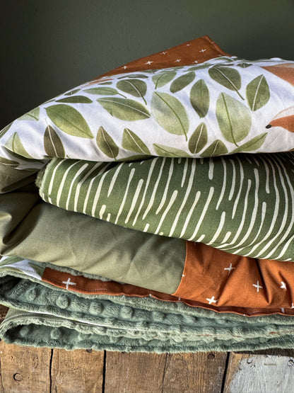 Prête à partir, Couverture de style courtepointe légèrement matelassée, renards et feuilles.  Endos doux en minky vert olive
