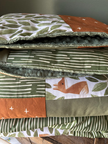 Prête à partir, Couverture de style courtepointe légèrement matelassée, renards et feuilles.  Endos doux en minky vert olive