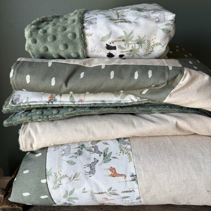 Prête à partir, Couverture de style courtepointe légèrement matelassée, Jungle.  Endos doux en minky vert olive