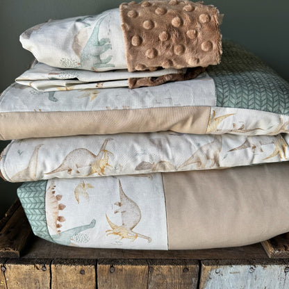 Prête à partir, Couverture de style courtepointe légèrement matelassée, Dinosaures beige et turquoise.  Endos doux en minky taupe