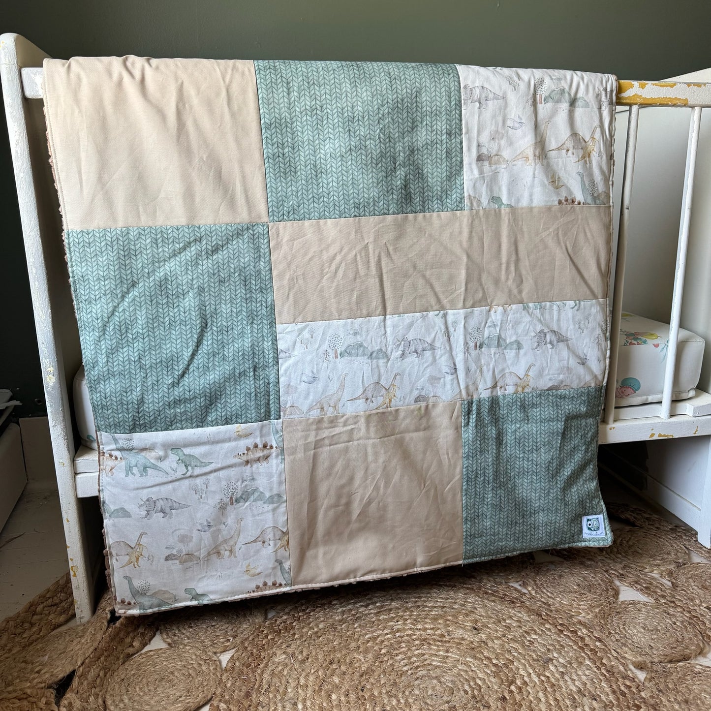 Prête à partir, Couverture de style courtepointe légèrement matelassée, Dinosaures beige et turquoise.  Endos doux en minky taupe