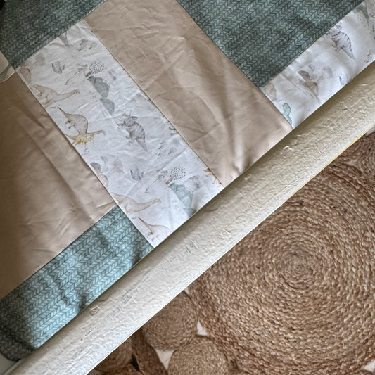 Prête à partir, Couverture de style courtepointe légèrement matelassée, Dinosaures beige et turquoise.  Endos doux en minky taupe